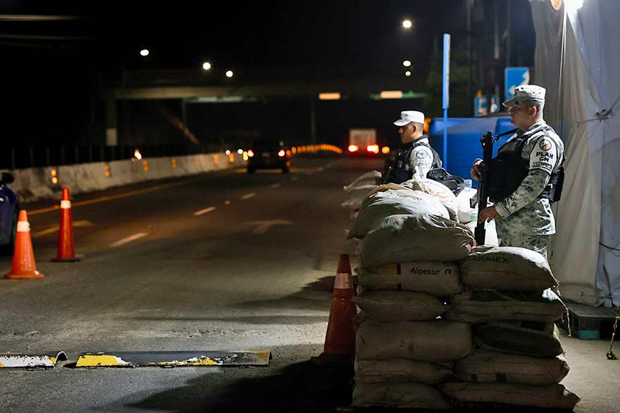 Migrantes son trasladadas en autobuses