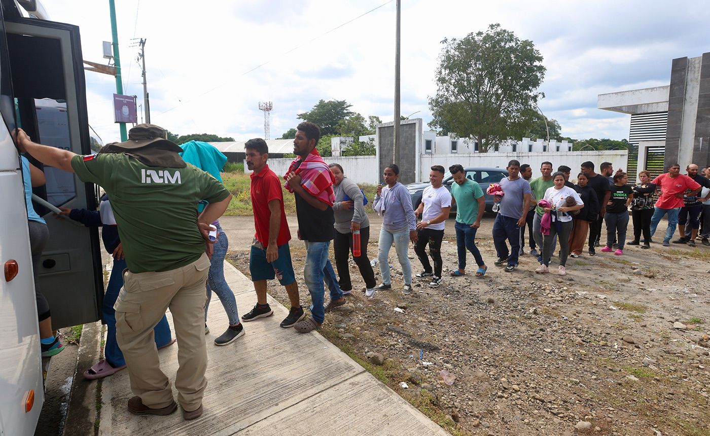 Migrantes son trasladadas en autobuses