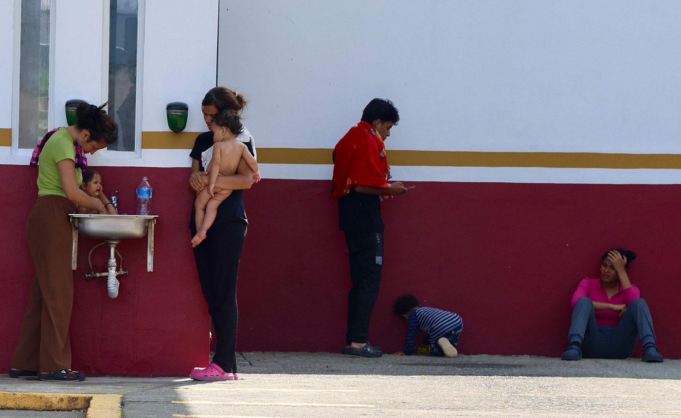 Migrantes son trasladadas en autobuses