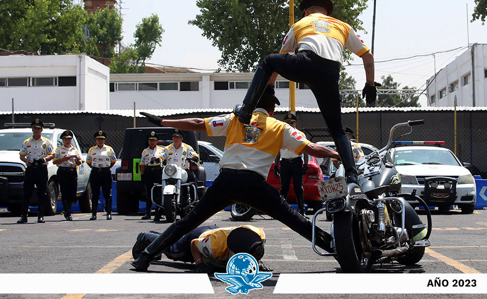 Mochilazo en el tiempo, Policía Acróbata